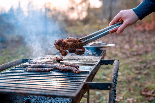 Het Bereiden Van Barbecue Vlees Grill Vuur Buiten Kopieerruimte — Stockfoto