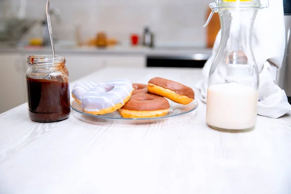 Verse Geglazuurde Donuts Met Melk Jam Wit Keukeneiland Close — Stockfoto