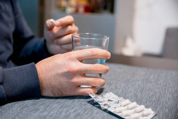 Bicchiere Pieno Acqua Pillole Nelle Mani Dell Uomo Copia Spazio — Foto Stock