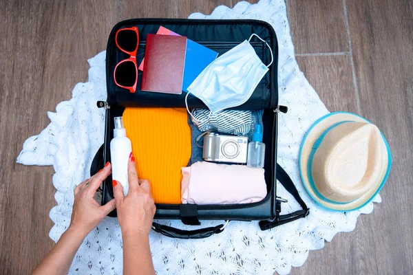 Förpackning Resväska Bagage Med Ansiktsmask Och Desinfektionsmedel Med Kläder För — Stockfoto