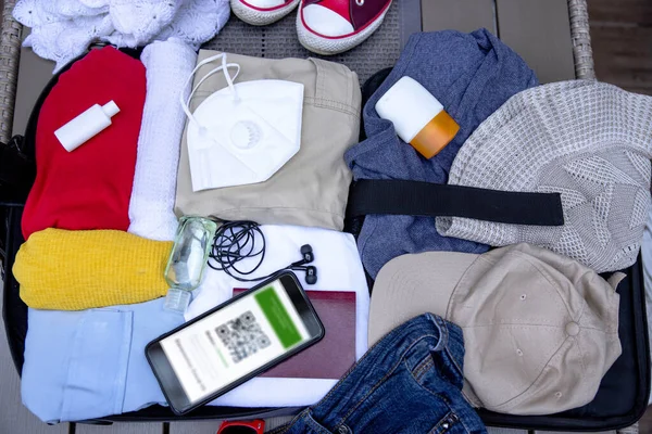 Covid 전염병 유행하는 동안에는 Trip 포장하고 디지털 Nhs 증명서를 Suitcase — 스톡 사진