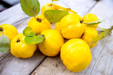 Tahta bir zeminde taze, sarı elmalar..