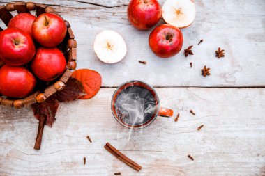 Tarçınlı elmalar ve ahşap arka planda anason.