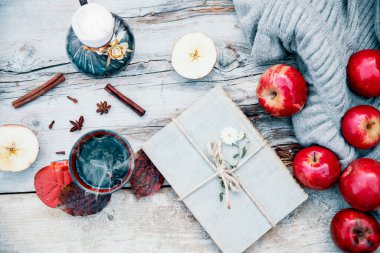 Sonbahar, elmalar ve tarçınlarla dolu. 