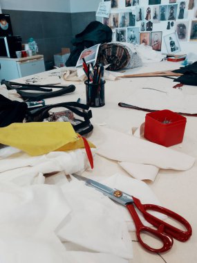 Tasarımcı atölyesinde çalışan moda