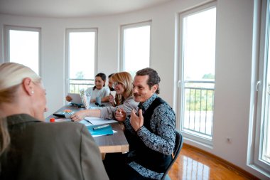 Çeşitli Milenyum İnsanları İş Bilgilendirmesi. İş arkadaşları, konferans odasında toplanma stratejilerini planlıyorlar.