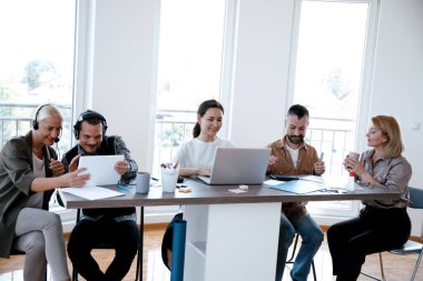 Çeşitli Milenyum İnsanları İş Bilgilendirmesi. İş arkadaşları, konferans odasında toplanma stratejilerini planlıyorlar.