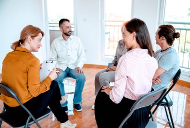 Destek grubunda insanlar hayattan bahsediyorlar. Çeşitli Milenyum çalışanları, gelişigüzel toplantılar hakkında yeni fikirleri var.