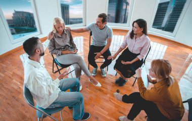 Destek grubunda insanlar hayattan bahsediyorlar. Çeşitli Milenyum çalışanları, gelişigüzel toplantılar hakkında yeni fikirleri var.
