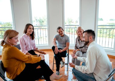 Destek grubunda insanlar hayattan bahsediyorlar. Çeşitli Milenyum çalışanları, gelişigüzel toplantılar hakkında yeni fikirleri var.