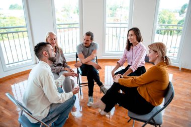 Destek grubunda insanlar hayattan bahsediyorlar. Çeşitli Milenyum çalışanları, gelişigüzel toplantılar hakkında yeni fikirleri var.