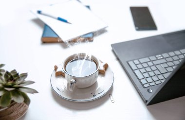 Yeni yıl için finansal çözüm planı yazıyorum. Dizüstü bilgisayar, defter ve yıldız kurabiyeli sıcak kahve ile beyaz masaya yaklaş.