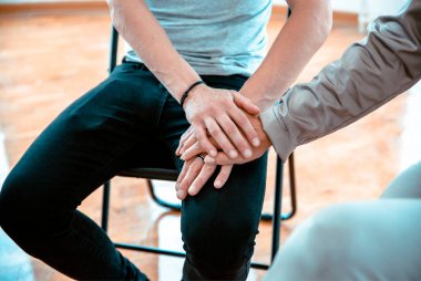 Evde kocasına kızgın bir kadın var.