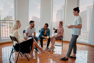 Çeşitli Milenyum İnsanları İş Bilgilendirmesi. İş arkadaşları, konferans odasında toplanma stratejilerini planlıyorlar.