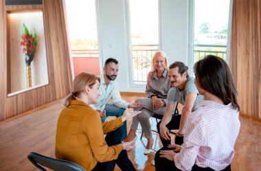 Çeşitli Milenyum İnsanları İş Bilgilendirmesi. İş arkadaşları, konferans odasında toplanma stratejilerini planlıyorlar.