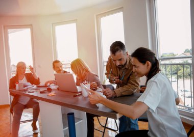 Çeşitli Milenyum İnsanları İş Bilgilendirmesi. İş arkadaşları, konferans odasında toplanma stratejilerini planlıyorlar.