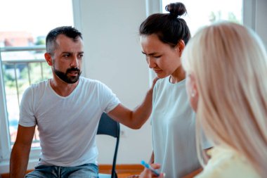 Grup psikoterapi seansında teselli bulmak. Rehabilitasyon kliniğinde arkadaşa sevgi ve şefkat gösteriyorum.