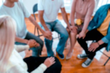 Grup psikoterapi seansında teselli bulmak. Rehabilitasyon kliniğinde arkadaşa sevgi ve şefkat gösteriyorum.