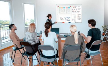 Sunumda konuşan öğretmen yetişkin öğrencilere bir ders verir. Bilgi almak için teknoloji beyaz tahtasını kullanan personel için üniversite koçluğu semineri. Hispanik Adam bilgi sunuyor Modern toplantı