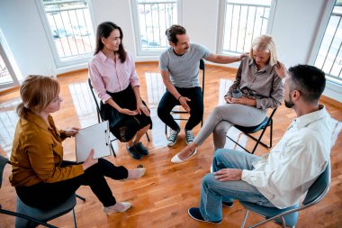 Destek grubunda insanlar hayat hakkında olumlu konuşuyorlar. Çeşitli Milenyum çalışanları, gelişigüzel toplantılar hakkında yeni fikirleri var.