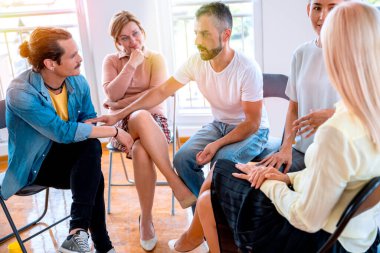 Destek grubunda insanlar hayattan bahsediyorlar. Çeşitli Milenyum çalışanları, gelişigüzel toplantılar hakkında yeni fikirleri var.