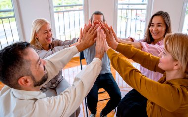 Destek grubunda insanlar hayattan bahsediyorlar. Çeşitli Milenyum çalışanları, gelişigüzel toplantılar hakkında yeni fikirleri var.
