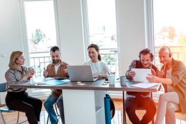Çeşitli Milenyum İnsanları İş Bilgilendirmesi. İş arkadaşları, konferans odasında toplanma stratejilerini planlıyorlar.