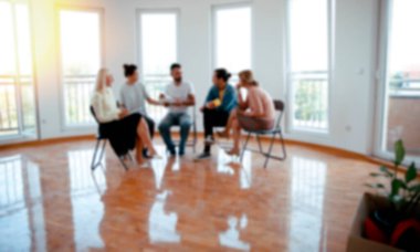 Destek grubunda insanlar hayattan bahsediyorlar. Çeşitli Milenyum çalışanları, gelişigüzel toplantılar hakkında yeni fikirleri var.