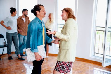 Çeşitli Milenyum İnsanları İş Bilgilendirmesi. İş arkadaşları, konferans odasında toplanma stratejilerini planlıyorlar.