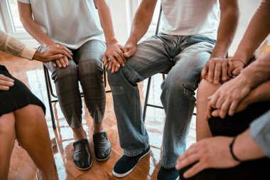 Destek grubunda insanlar hayattan bahsediyorlar. Çeşitli Milenyum çalışanları, gelişigüzel toplantılar hakkında yeni fikirleri var.