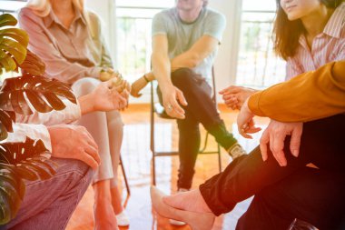 Destek grubunda insanlar hayattan bahsediyorlar. Çeşitli Milenyum çalışanları, gelişigüzel toplantılar hakkında yeni fikirleri var.