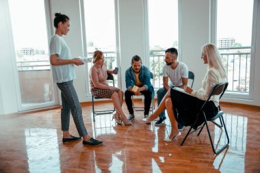 Destek grubunda insanlar hayattan bahsediyorlar. Çeşitli Milenyum çalışanları, gelişigüzel toplantılar hakkında yeni fikirleri var.