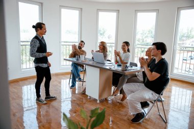 Sunumda konuşan öğretmen yetişkin öğrencilere bir ders verir. Bilgi almak için teknoloji beyaz tahtasını kullanan personel için üniversite koçluğu semineri. Hispanik Adam bilgi sunuyor Modern toplantı