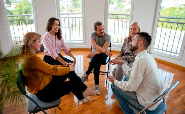 Destek grubunda insanlar hayattan bahsediyorlar. Çeşitli Milenyum çalışanları, gelişigüzel toplantılar hakkında yeni fikirleri var.