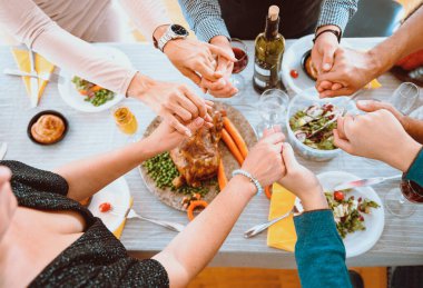 Neşeli çok ırklı arkadaşlar bayram yemeği yiyor, tatilin tadını yemek ve kahkahalarla çıkarıyorlar. Aile Şükran Günü 'nde mutfak masasının etrafında toplanıyor.
