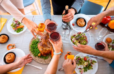 Neşeli çok ırklı arkadaşlar bayram yemeği yiyor, tatilin tadını yemek ve kahkahalarla çıkarıyorlar. Aile Şükran Günü 'nde mutfak masasının etrafında toplanıyor.