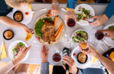 Neşeli çok ırklı arkadaşlar bayram yemeği yiyor, tatilin tadını yemek ve kahkahalarla çıkarıyorlar. Aile Şükran Günü 'nde mutfak masasının etrafında toplanıyor.