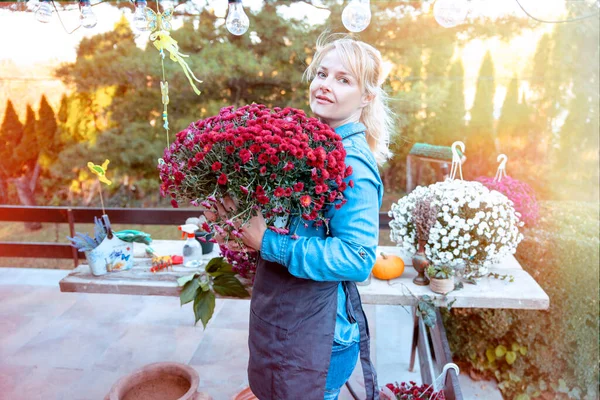 Mulher Novo Negócio Casa Produzir Com Flores Jardim — Fotografia de Stock