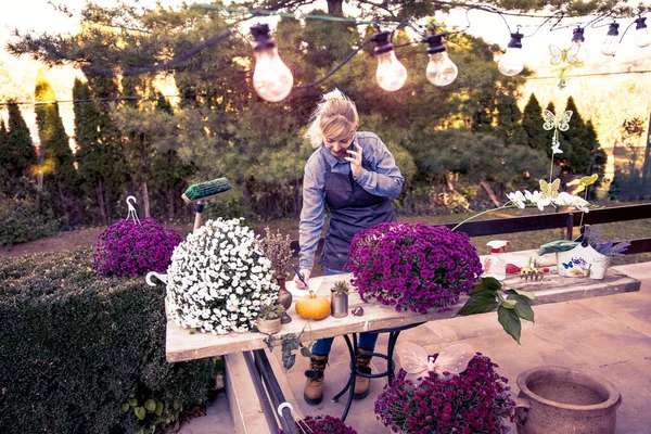 Mulher Novo Negócio Casa Produzir Com Flores Jardim — Fotografia de Stock