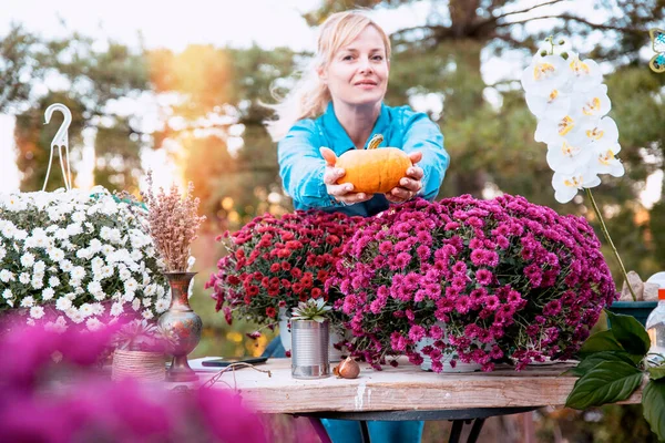 Woman New Business Homegrown Produce Flowers Garden — 스톡 사진