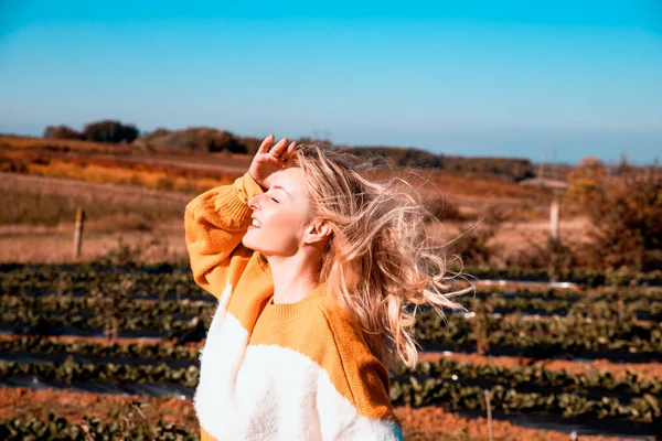 Retrato Mulher Loira Com Cabelo Voador Vento Natureza Rural Vista — Fotografia de Stock