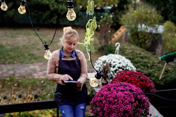 Woman New Business Homegrown Produce Flowers Garden — 스톡 사진