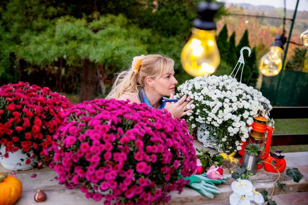 Mulher Novo Negócio Casa Produzir Com Flores Jardim — Fotografia de Stock