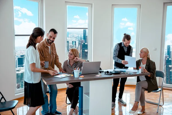 Çeşitli Milenyum İnsanları İş Bilgilendirmesi. İş arkadaşları, konferans odasında toplanma stratejilerini planlıyorlar.