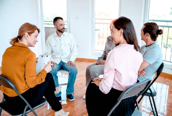 Destek grubunda insanlar hayattan bahsediyorlar. Çeşitli Milenyum çalışanları, gelişigüzel toplantılar hakkında yeni fikirleri var.