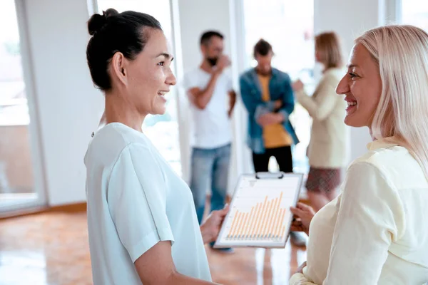 Sunumda konuşan öğretmen yetişkin öğrencilere bir ders verin.