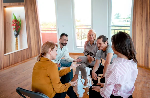 Çeşitli Milenyum İnsanları İş Bilgilendirmesi. İş arkadaşları, konferans odasında toplanma stratejilerini planlıyorlar.