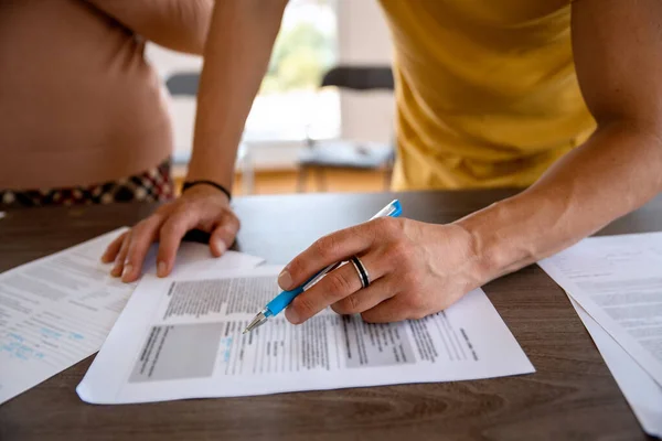 Homme Signant Contrat Table Dans Bureau — Photo