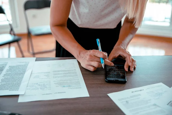 Document Écrit Main Féminin Cut Out Femme Signe Accord Contrat — Photo