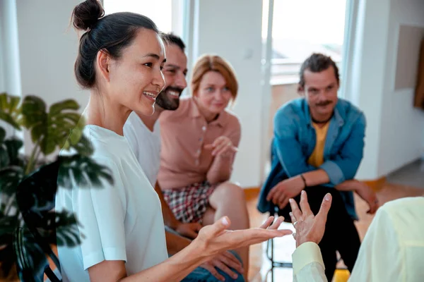 Destek grubunda insanlar hayattan bahsediyorlar. Çeşitli Milenyum çalışanları, gelişigüzel toplantılar hakkında yeni fikirleri var.